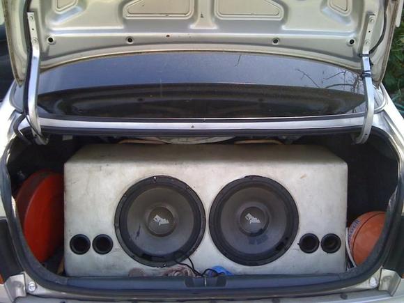 Dual Rockford the Punch, white leather encasing, old, dirty, even a little cracked on the rim of the sub, but sounds beautiful. Not sure the exact model because I got these out of an old sports car sitting at a friends house, never bothered to open it and look at speakers. Plan on getting some new P3 punches soon and put in same case.