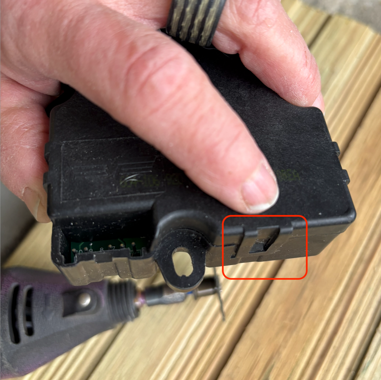 The Dorman housing is 1mm bigger + 2mm for the tab, preventing the actuator from an easy fit.