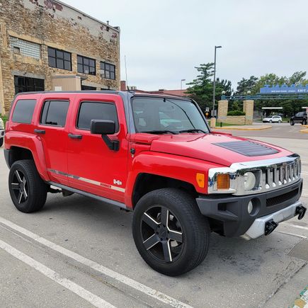 This is a photo of the Hummer H3, 2008 that I am trying to sell in Kansas City Kansas. I am looking for 5k as there has been a long line of brand new pieces in the vehicle. The vehicle starts but has a problem in the electric that creates a flashing sign. Overall I would love to talk more about my vehicle. A good phone number is 6202454111