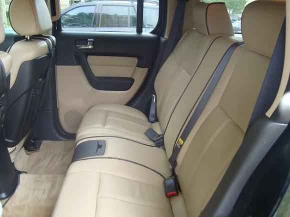 immacualte creme leather seats with black piping