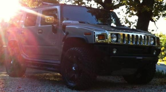 Hummer H2 in the early morning