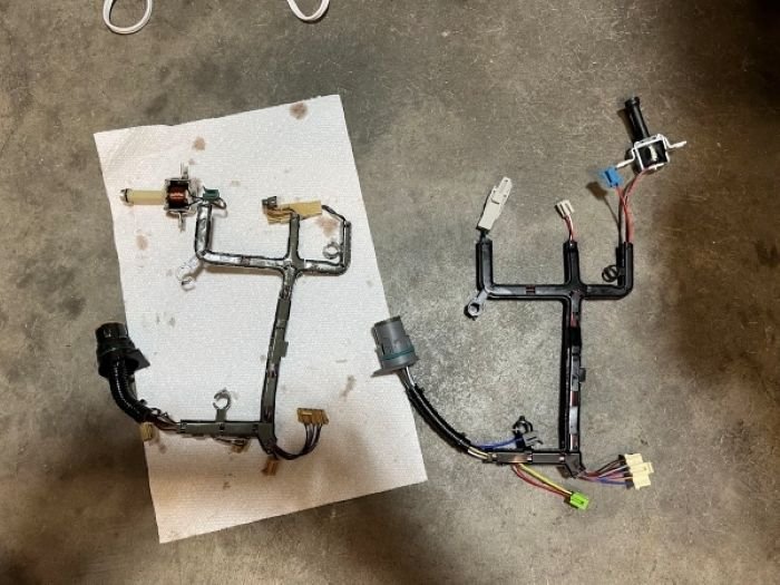OEM harness (left) compared to new AC Delco harness (right) BEFORE I rerouted the wiring to get the TCC solenoid over on the left side of the trident.