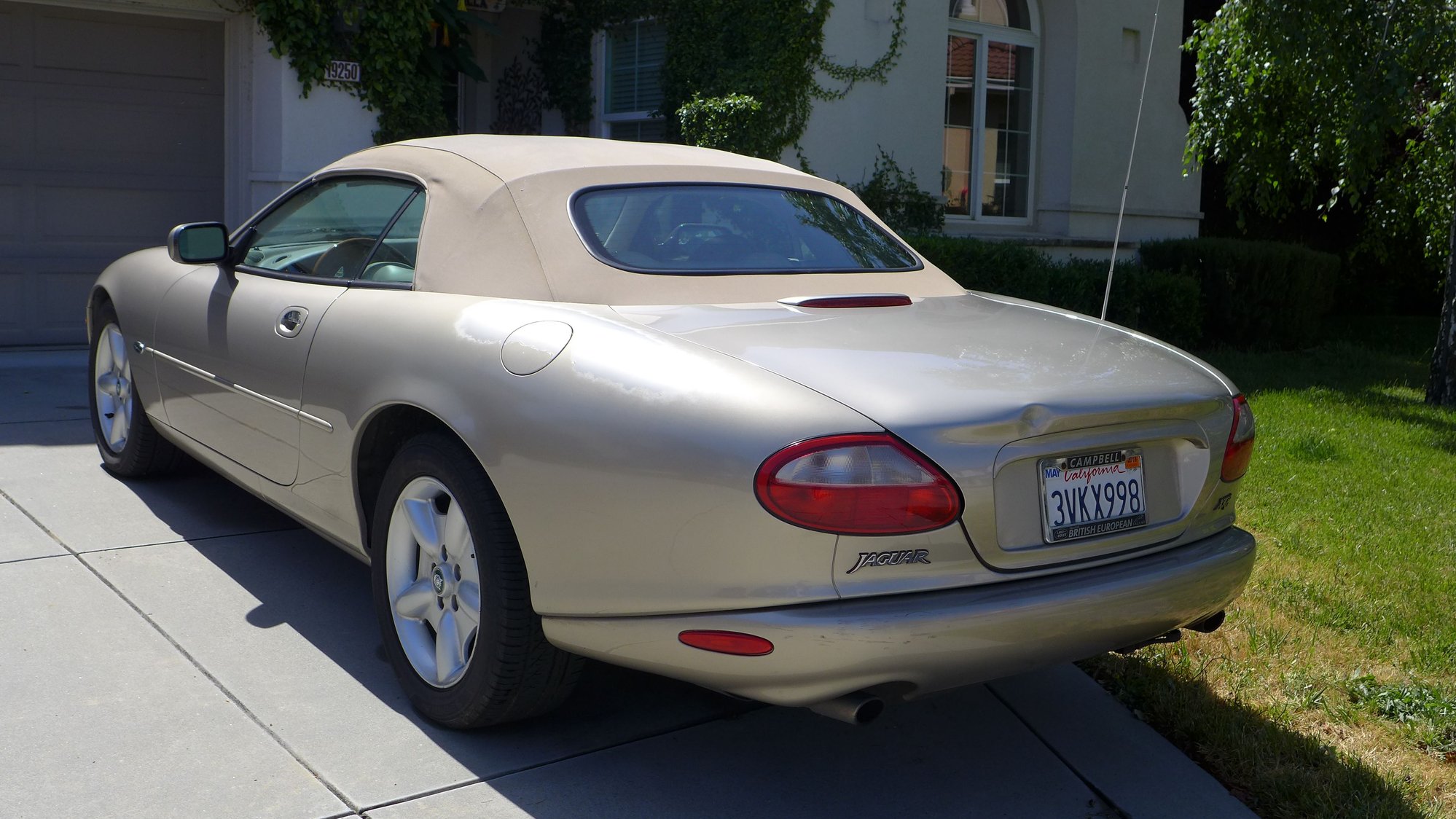 1997 Jaguar XK8 - 1997 Convertible Jaguar xk8 needs a new home - Used - VIN SAJGX2745VC010609 - 8 cyl - 2WD - Automatic - Convertible - Morgan Hill, CA 95037, United States