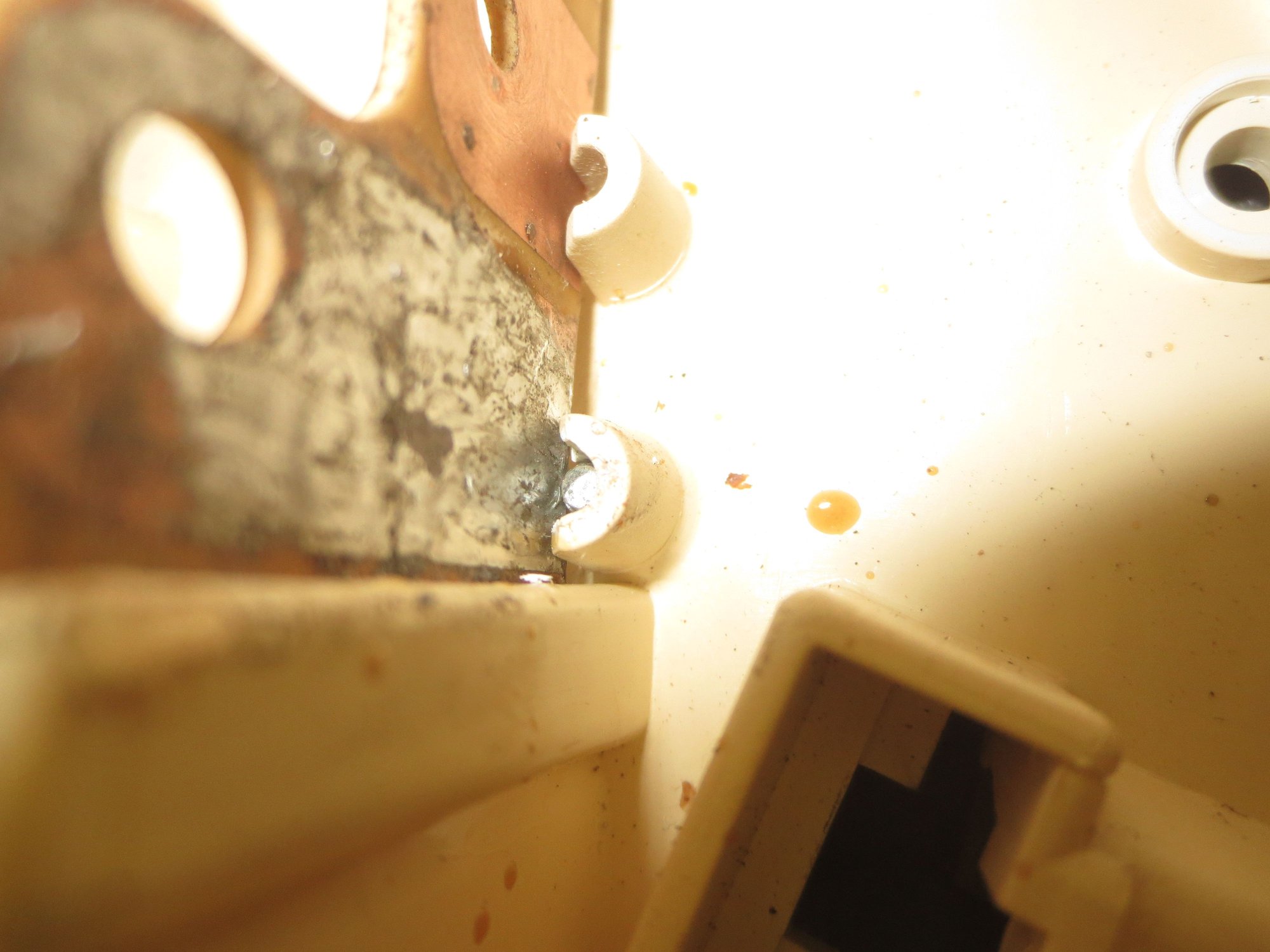 Instrument inserted showing the very small contact point for the threads to make contact