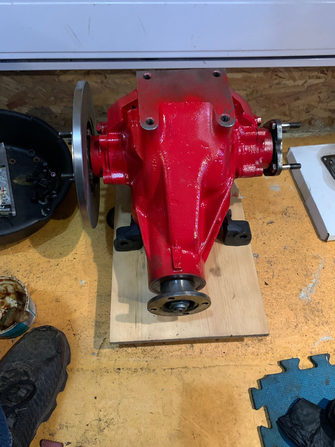 Differential with disc on RT side. LT side will be where the caliper and disc are installed 