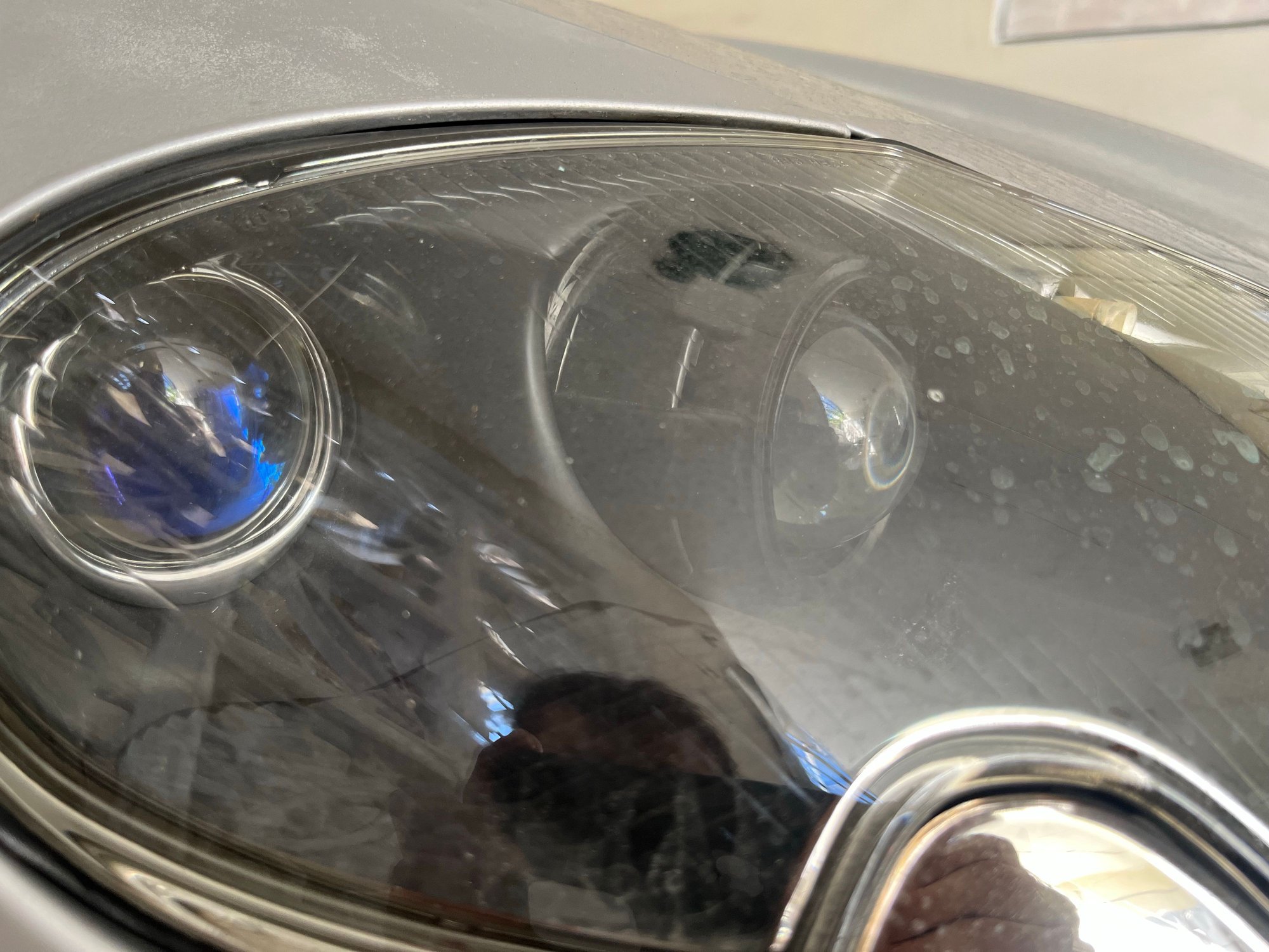 After mounting the headlight this is the look. On the left, the D2S Micro 5.0 bi-xenon projector serving low beam and high beam duty and on the right the Morimoto Mini HB High beam projector. 