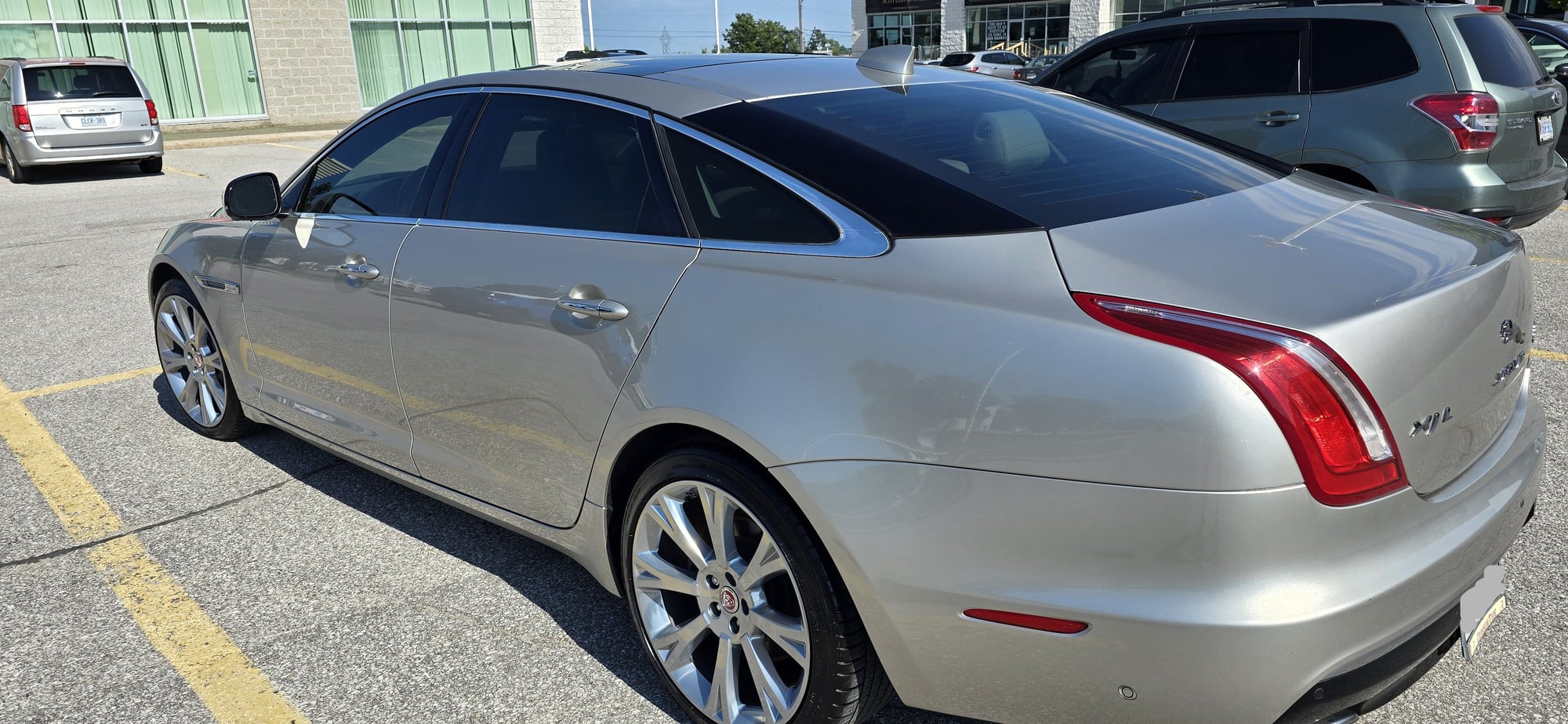 2016 Jaguar XJ - 2016 XJL Portfolio - Used - VIN SAJXJ2GD3G8V94256 - 142,000 Miles - 6 cyl - AWD - Automatic - Sedan - Silver - Barrie, ON L4N8S2, Canada