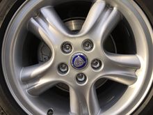 Callipers painted/chrome nut covers/blue Jaguar logo centre caps {for a change} and dust caps just to finish the wheels off :}          Never got the chance to get the tire cleaner on !!