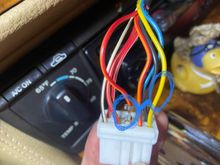 Detail view of the back of the Demist/Fog Light wire loom.  We’re going to splice the Red/Orange into the Yellow Solid.