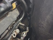 As you can access to cylinder 8 is very restricted and no way to get the injector pulling tool in there. You can see the rubber shroud still jammed in there between the side panel and the coil for cylinder 8. I assume I'll need to get the injector bolt out of cylinder 8 to move the injector rail?