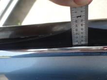 Measuring the width of the seal with long side toward glass