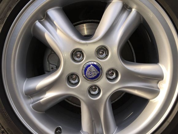 Callipers painted/chrome nut covers/blue Jaguar logo centre caps {for a change} and dust caps just to finish the wheels off :}          Never got the chance to get the tire cleaner on !!
