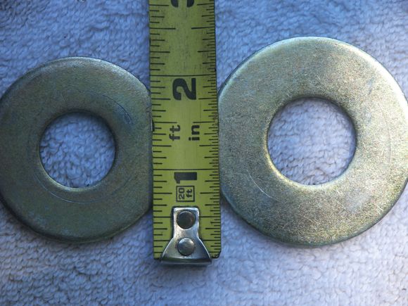 2 different size washers, big ones go against the bottom of the spring pan