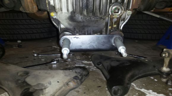 This is the larger diameter bolt. There is a hex on it that screws into the back of the diff housing behind the black bracket which sandwiches between the mount and the diff.