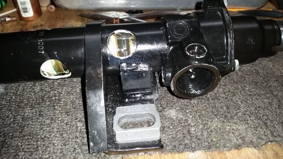 Slip rings on column with contact wipers removed.  Left is "+ lead from horn relay, that connects to the horn button through the interior column telescoping brass rod contacts.  Right is ground contact.