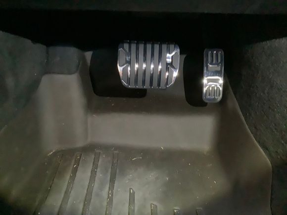 Pedals mounted, Jaguar inscription is on gas pedal. Sorry that this photo doesn’t clearly show that. 