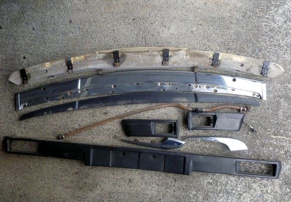 The various components of the bumper. This bumper had 2 washer jets, as does the 94.