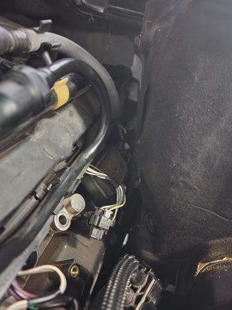 As you can access to cylinder 8 is very restricted and no way to get the injector pulling tool in there. You can see the rubber shroud still jammed in there between the side panel and the coil for cylinder 8. I assume I'll need to get the injector bolt out of cylinder 8 to move the injector rail?