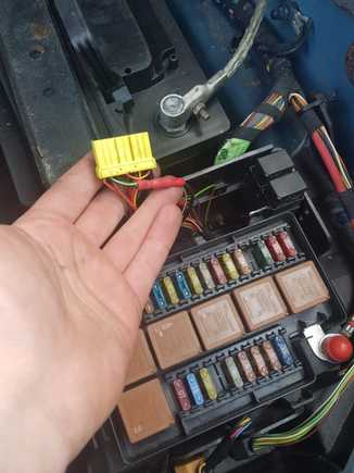 This is the yellow connector I am talking about.