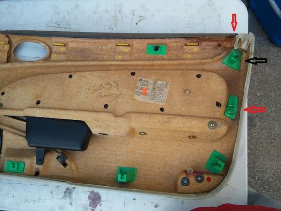 two panel fasteners broken on arrow, and the top edge vinyl glue point broken need hot glue or something.