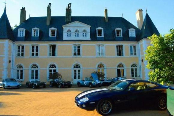 Kitty outside the chateau