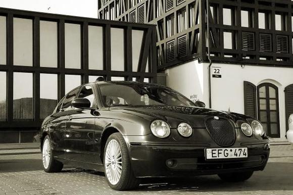 2005 S-type 2.7D Sport in Midnight black.
That's my baby.:)