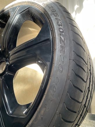 Varuna 20x10.5 inch Rear Wheel Gloss Black ET62 - Tyre size details.