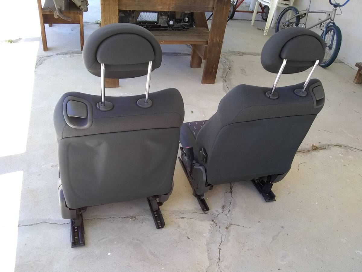 Interior/Upholstery - 2 Front Seats for 2002 to 2005 Mercedes C230 Sport Coupe - Used - 2002 to 2005 Mercedes-Benz C230 - Porter Ranch, CA 91326, United States