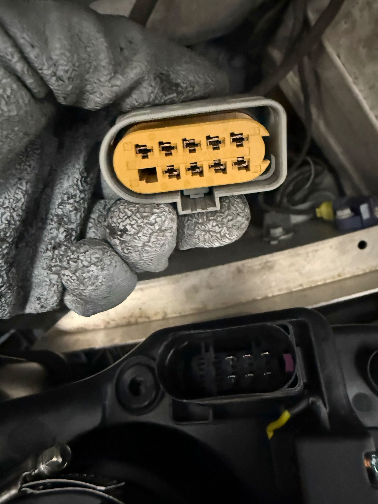 the plugs are the same size. The new headlight has only 6 male pins but i don't see how that can be an issue.