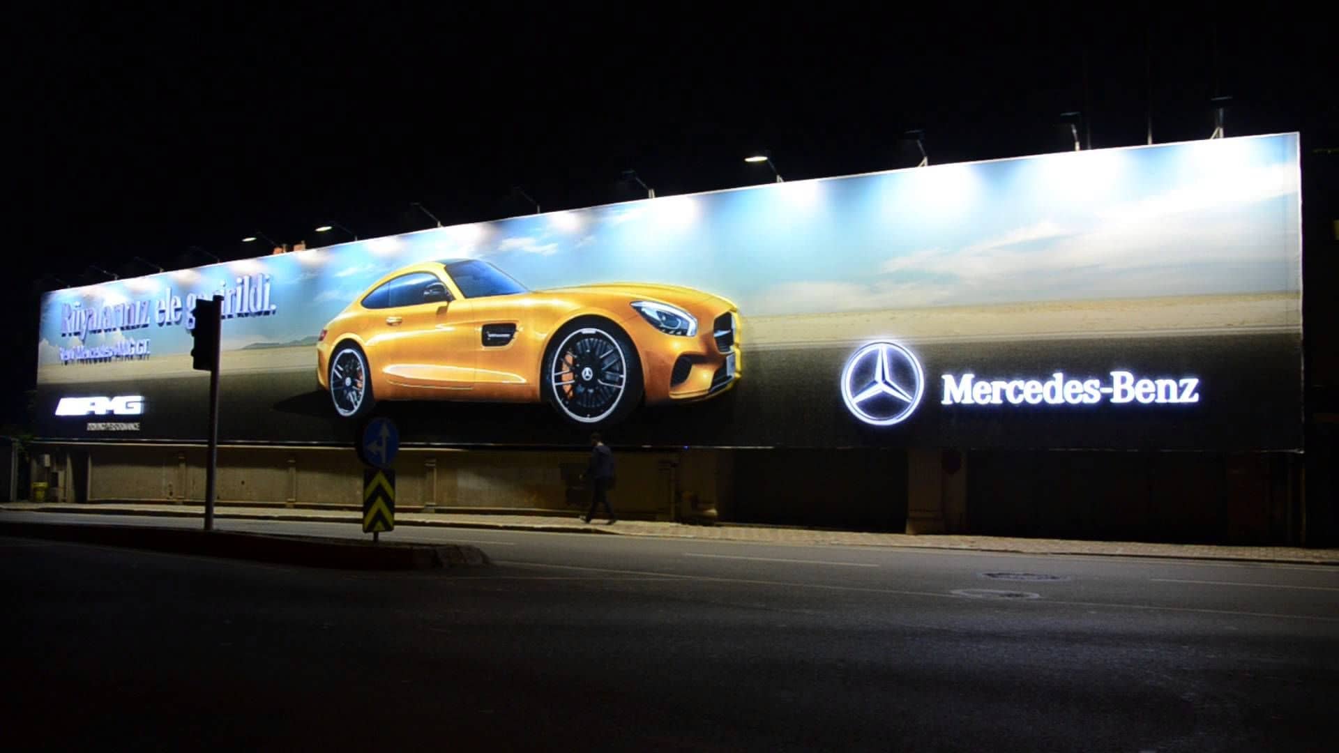 В баннере гонки ведущих. Баннер Мерседес Бенц. Реклама автомобиля. Рекламный баннер. Рекламный баннер Mercedes.