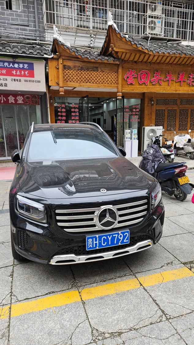 Mercedes GLB-220 in mountain city 