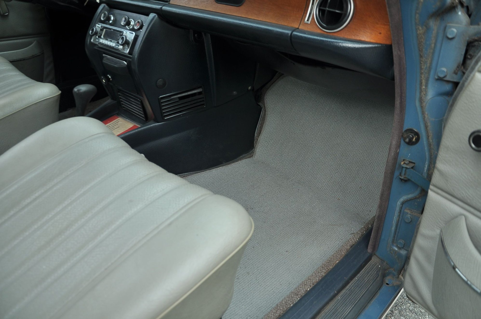 1971 Mercedes-Benz 250 - Very clean and good looking driver - Used - VIN ZARBA541861040083 - 104,000 Miles - 6 cyl - 2WD - Automatic - Sedan - Blue - Silver Spring, MD 20906, United States