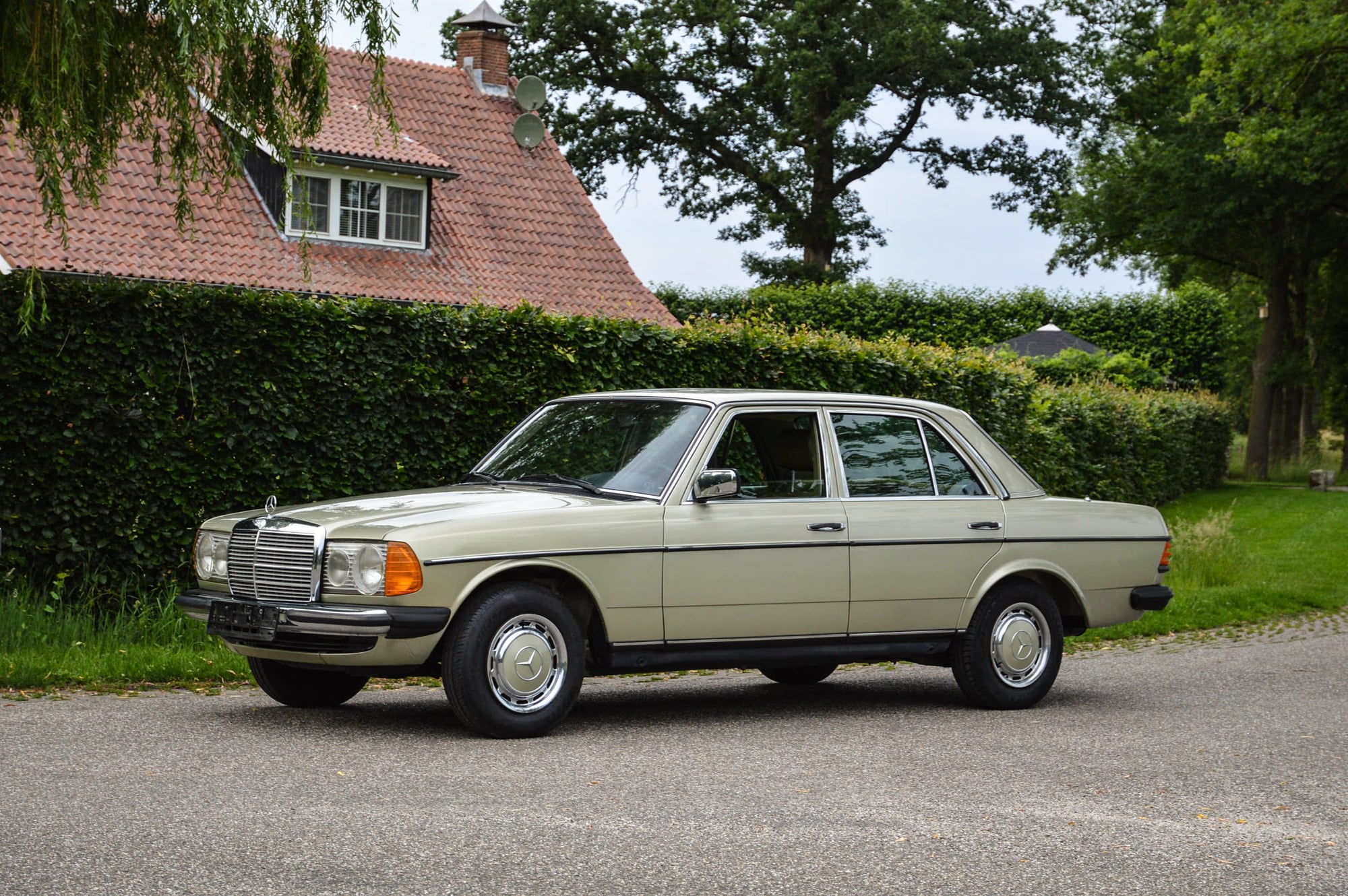 1982 Mercedes-Benz 300D - W123 1982 200 Carb - 50k Miles - Sunroof delete, 4-speed - Mint condition - Used - VIN WDB12322010094041 - 50,052 Miles - 4 cyl - 2WD - Manual - Sedan - Other - Oldenzaal, Netherlands