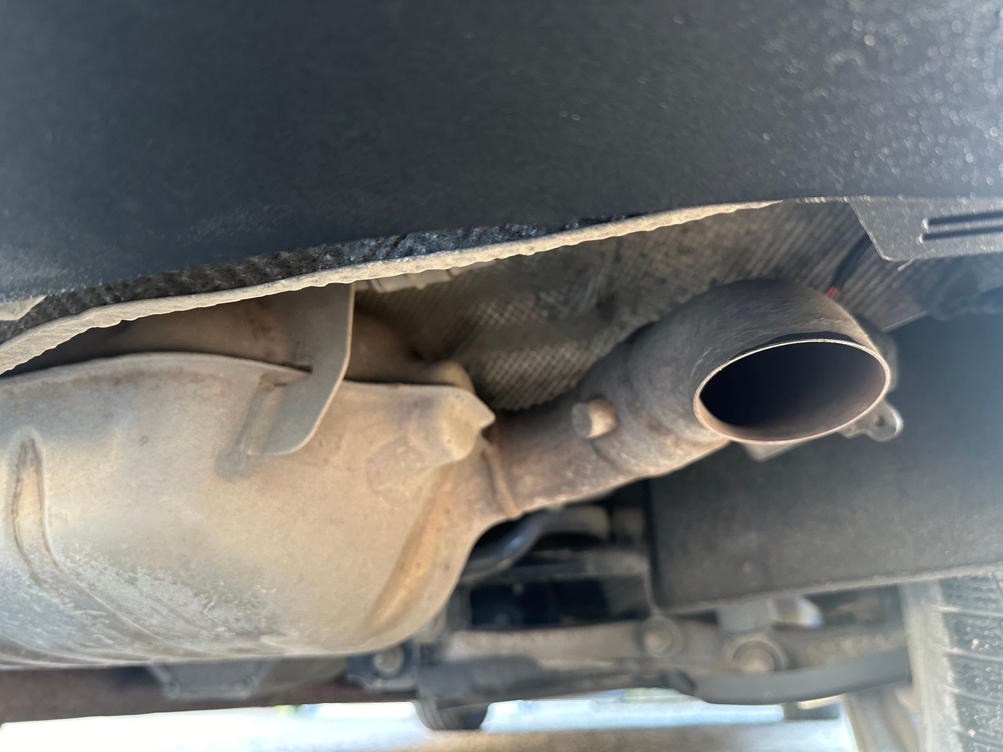 stock exhaust right with flap , no differecnce flap open close   (  so bad ) 