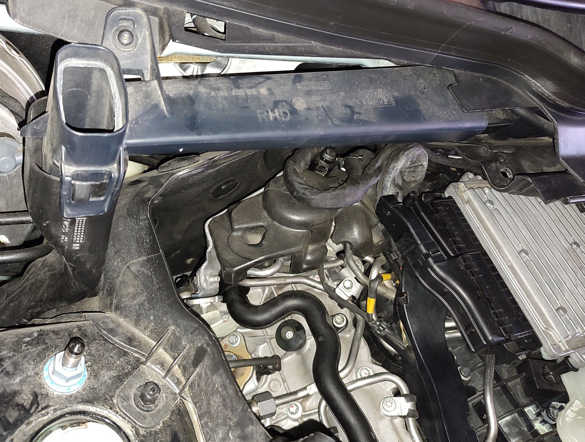 Firewall partition removed.. you can see the windscreen drainage bridge is in the way, so I removed this to.