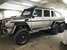 Here's an exclusive Mercedes-Benz G63 AMG 6x6 straight from Qatar. What a massive beast this thing is. 