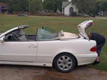 2003 Mercedes-Benz CLK320 Cabriolet
A320, 208.465, 112.940 ME 2.0, 722.607
1st time manually dropping the top.  WOW!  Look how dirty the back top cover was.