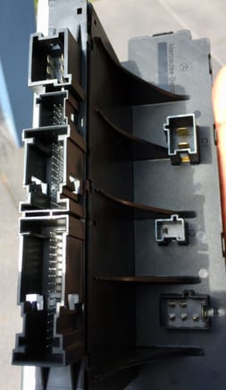 2- clean cable receptors on SAM (left) and chassis (right). Onderneath when in installed.