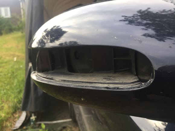 This is the right side mirror on my SL and you can see that the raised pad where the hole for the screw is on the mirrors on my car