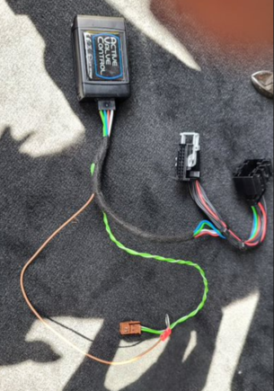 You can see the electronic module, the y-splitter, a power connector and a ground.