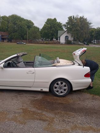 2003 Mercedes-Benz CLK320 Cabriolet
A320, 208.465, 112.940 ME 2.0, 722.607
1st time manually dropping the top.  WOW!  Look how dirty the back top cover was.