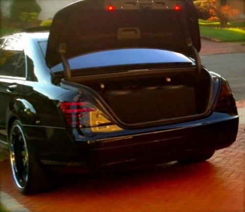 s550 before the facelift, huge box and amp