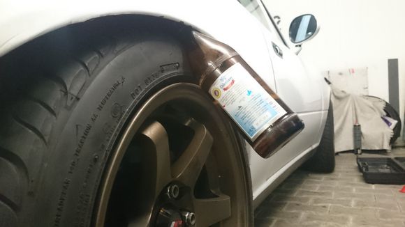 All 4 fender were rolled and ulled in order to accomodate the 15x8 ET25 wheels. The DIN and ISO certified bottle ensures a proper remaining gap between the wheel and the arch.