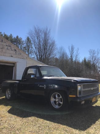 81 C10 350 w/4 speed stick. 1 owner, my dad bought it new and passed away in 2013 so I dropped a new crate 350 in and slammed it. Still technically in his name

