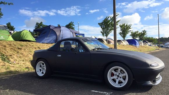 Waking up the next day with a view on the lovely Miata and dragstrip.