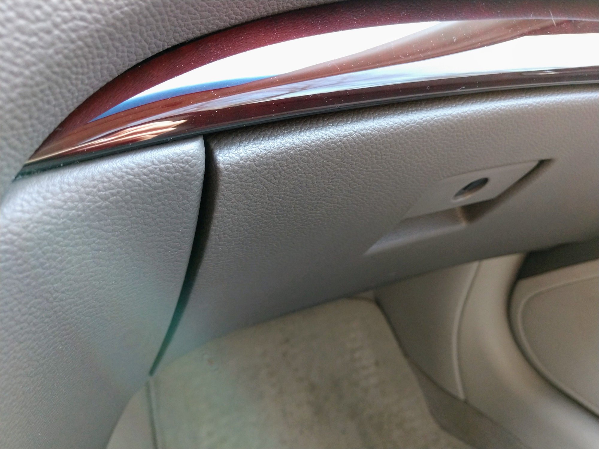 Help Is it possible to adjust the glove box? MyG37