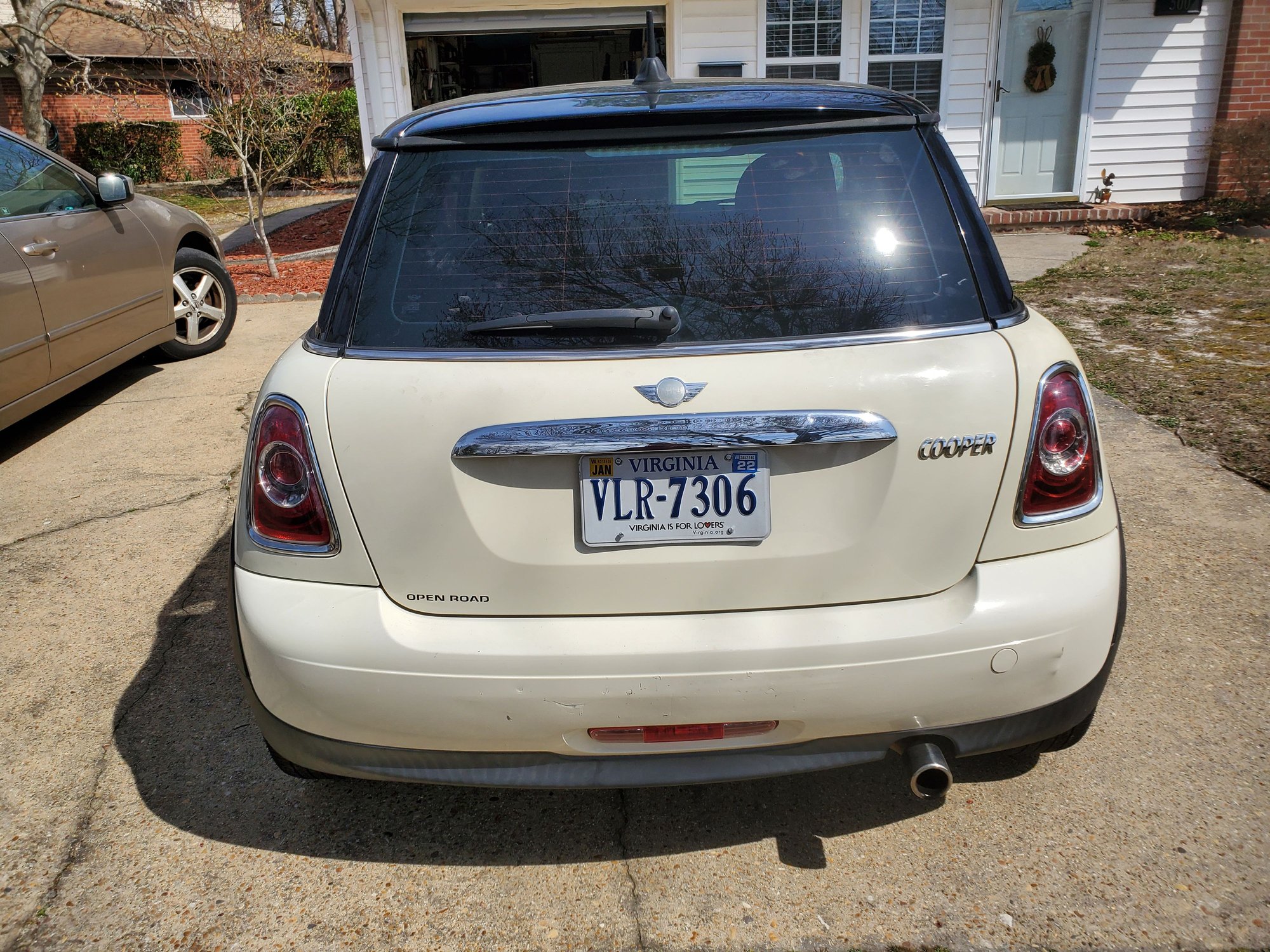 2011 Mini R56: "Mk II" Mini Hatch/Hardtop range - 2011 Mini Cooper Base non-S Automatic - Used - VIN WMWSU3C5XBT095509 - 77,650 Miles - 4 cyl - 2WD - Automatic - Hatchback - White - Virginia Beach, VA 23452, United States