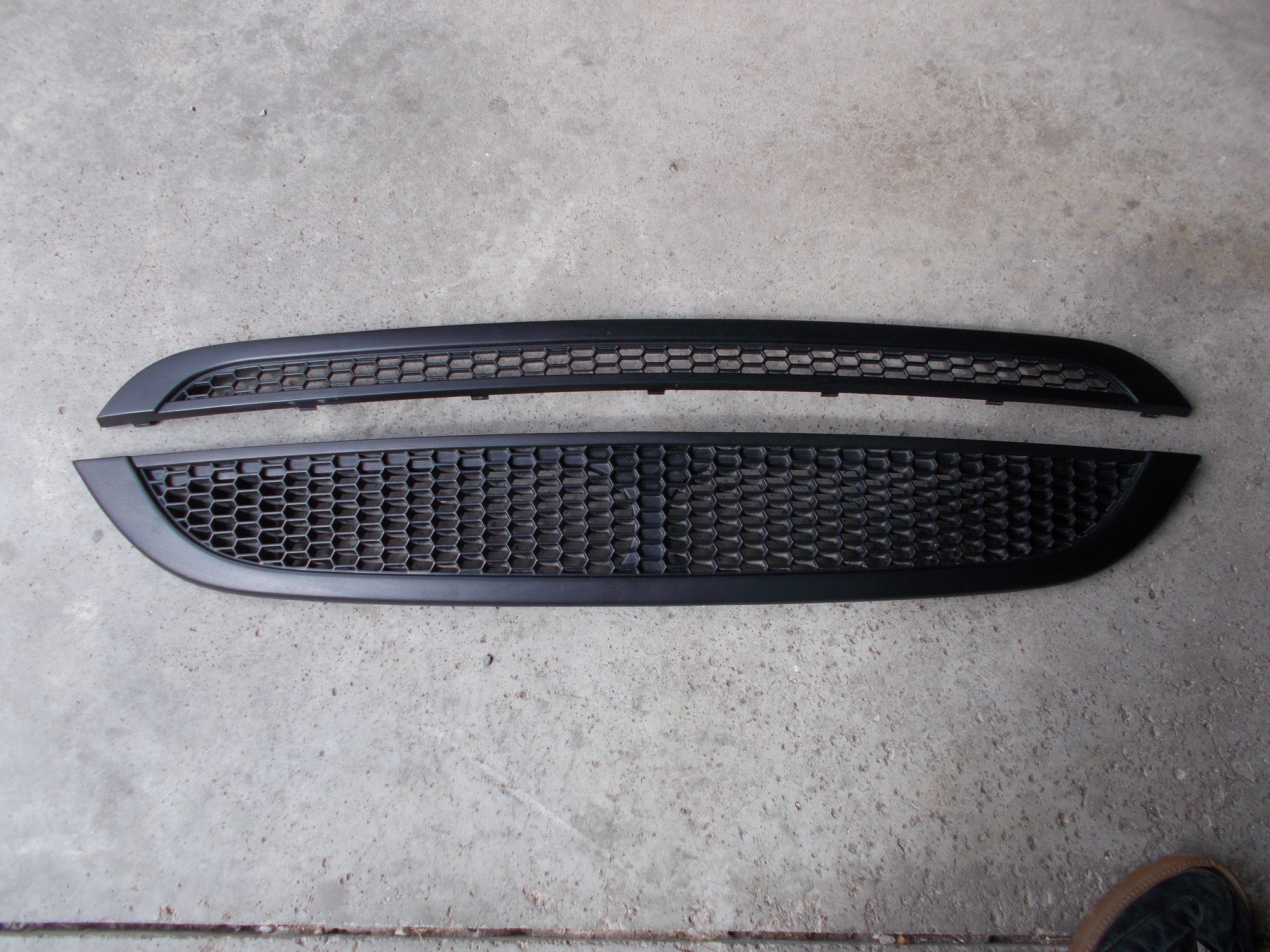 Exterior Body Parts - Used Genuine MINI Upper and Lower Aero Mesh Grilles. Gen 1. - Used - 2002 to 2006 Mini R50: "Mk I" Mini One & Cooper - Bryan, OH 43506, United States