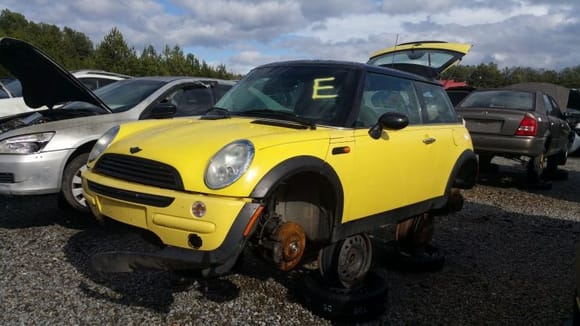 Although, this once all lemon yellow R50 slicktop had been repainted; I have to admit it's a very nice repaint.
Someone really loved this Mini. As you might notice in the photos below... 