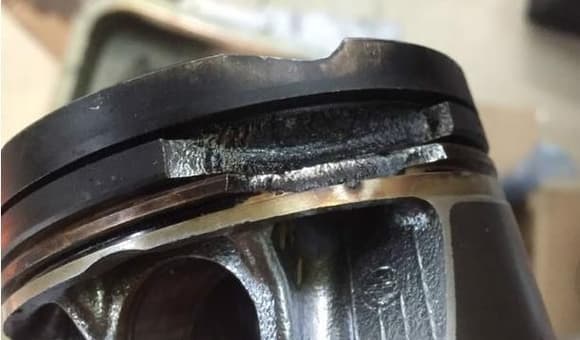 Cracked B48 piston from a MINI. Originally from https://www.bilibili.com/read/mobile/881742